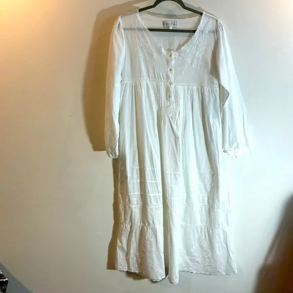 VICTORIAN CLASSICS Sz M Gown Embroidered Ruffle Hem 100% Cotton Made in India - Picture 1 of 10